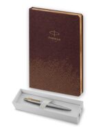 Подарочный набор: Шариковая ручка Parker Jotter Essential, St. Steel GT и Ежедневник  недатированный, коричневый 7
